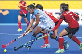  ??  ?? Rani controls the ball past Thailand's Tikhamporn Sakunpitha­k (R) during their match in Jakarta on Monday.