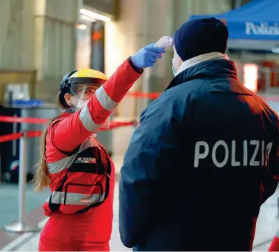  ??  ?? Controlli
Gli agenti vengono sottoposti alla verifica della temperatur­a alla Stazione Centrale di Milano (foto: Ansa)