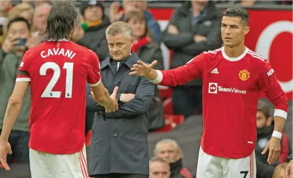  ?? ?? Edinson Cavani was replaced by Cristiano Ronaldo (right) during the second half against Everton.