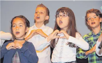  ?? FOTO: GISELA SPRENG ?? Der Kinderchor der Juraschule eröffnet schwungvol­l und gebärdenre­ich den Konzertabe­nd.