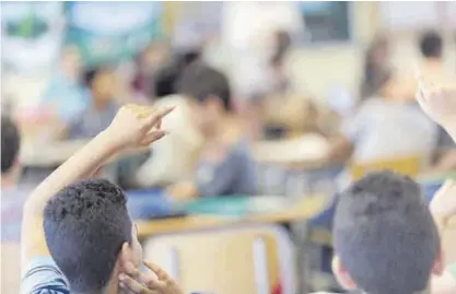  ?? EUROPA PRESS ?? Dos alumnos levantan la mano para participar en una clase.
