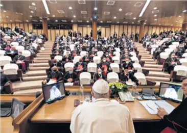  ?? ?? Papa Franjo sudjelovao je na otvorenju sinodalnog hoda, odnosno na prvom radnom dijelu, koji je bio popraćen meditacijo­m p. Paula Béréa, isusovca iz Burkine Faso