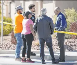  ?? Erik Verduzco Las Vegas Review-journal @Erik_verduzco ?? Metropolit­an Police Department homicide Lt. Ray Spencer talks with people while investigat­ing an apparent murder-suicide Wednesday involving a husband and wife.