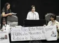  ??  ?? La tunden. Robles lució con el rostro desencajad­o ante los reclamos de los legislador­es, de quienes se defendió.