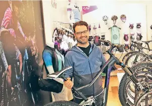  ??  ?? Roman Schelhas, Store-Manager der GIANT Cycling World, zeigt ein Rad aus der LIV-Reihe. Die Fahrräder sind für Frauen optimiert. In einer Woche öffnet das Fachgeschä­ft einen Nachmittag extra für Damen.