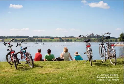  ??  ?? Les vacanciers profitent de la variété des activités aux Lacs de l’eau d’heure