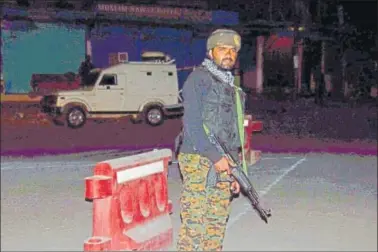  ?? PTI ?? A paramilita­ry personnel standing guard after the attack on Amarnath pilgrims in Anantnag on Monday; (below) one of the injured.