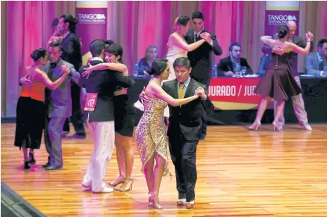  ??  ?? Couples compete in the Salon Tango-style qualifier round at the Tango World Championsh­ip.