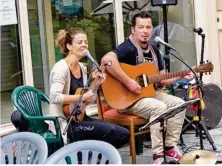  ??  ?? Benjamin Dubert, le patron de la brasserie Le Parisien, a disposé ses tables au milieu de la rue et fait venir un orchestre.