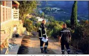  ?? (Photo Frank Muller) ?? Les pompiers en pleine vérificati­on, ici dans le quartier du Bas Pansard, à La Londe-les-Maures (Var).