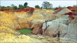  ?? SUPPLIED ?? A joint force, including officials from the National Military Police, the court and other relevant authoritie­s, has raided seven mines in Preah Vihear province for operating illegally.