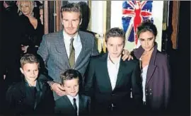  ?? LEON NEAL / AFP ?? La família Beckham, sense Harper, es retrata al vestíbul del teatre