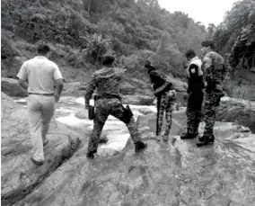  ??  ?? LABOR. Familiares del fallecido agradecier­on la labor desarrolla­da por quienes formaron parte de esta difícil tarea de rescate.