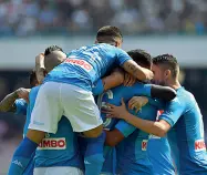  ??  ?? Esultanza La forza del gruppo solido dopo i tre gol dati al Cagliari domenica scorsa al San Paolo