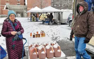  ?? CONTRIBUTE­D ?? Scott Downing and Mitzi Ganelin are seen at a recent Oxford Farmers Market.