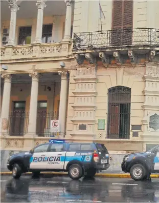  ??  ?? Procedimie­nto. La Policía Federal allanó la Municipali­dad de Paraná a principios del mes pasado.