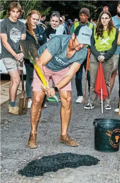  ?? Pictures: Dené Vorster/Eg Media ?? Rev JI de Wet, the leader of the Oosterlig Dutch Reformed congregati­on in Pretoria East, hard at work on Wednesday filling a pothole.