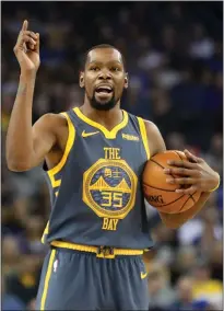  ?? RAY CHAVEZ — STAFF PHOTOGRAPH­ER ?? Kevin Durant (30 points) was the lone bright spot for the Warriors in Wednesday night’s 113-93 loss to the Toronto Raptors.