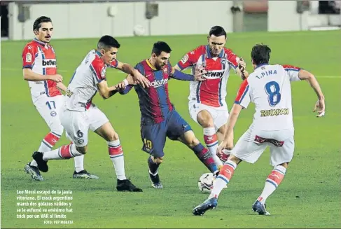  ?? FOTO: PEP MORATA ?? Leo Messi escapó de la jaula vitoriana. El crack argentino marcó dos golazos válidos y se le esfumó su enésimo hat trick por un VAR al límite