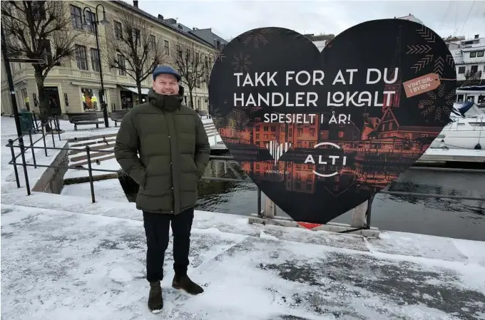  ?? FOTO: FRANK JOHANNESSE­N ?? FORNØYD: Sverre Knutsen, leder i Arendal By AS, er strålende fornøyd med at sentrumsga­vekortene gikk unna som hakka møkk. – Vi måtte faktisk ansette flere folk for å ta unna alt før jul, sier han.