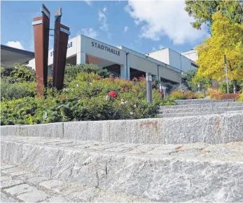  ?? FOTO: GERD MÄGERLE ?? Ohne Treppenste­igen auf alle Ebenen der Stadthalle gelangen: Um das zu realisiere­n, wird das Gebäude im kommenden Jahr für 1,34 Millionen Euro umgebaut.