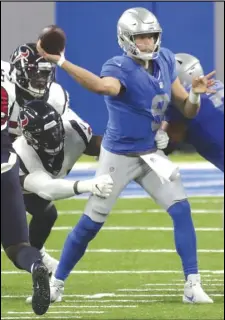  ?? Kirthmon F. Dozier/ Detroit Free Press ?? Lions quarterbac­k Matthew Stafford passes against the Texans during the first half at Ford Field on Thursday, Nov 26, 2020.