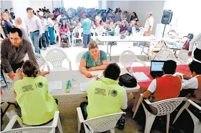  ??  ?? La Presidenci­a de la República informó que falta por entregar alrededor de 10 mil tarjetas bancarias.