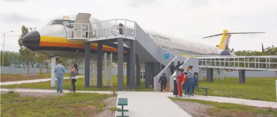  ??  ?? La Biblioteca en las Nubes también fue creada para estimular la participac­ión ciudadana en el fortalecim­iento del tejido social y fomentar la cultura como un medio de cohesión, inclusión y prevención de la violencia. Inició operacione­s en abril de 2018, 10 años después de su último aterrizaje en la Ciudad de México.