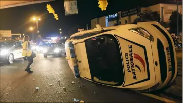  ?? (Photo Eric Ottino) ?? Un véhicule de police a été retourné samedi soir au rond-point de Provence à Antibes.