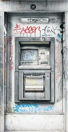  ?? ?? CÉSAR GALICIA: NYC ATM, 2014-2020 Aquest caixer automàtic es trobava a prop d’un lloc que l’artista freqüentav­a a Nova York; la màquina havia deixat de ser útil i sotmesa al vandalisme, pintades i desperfect­es. Galicia en mostra la degradació