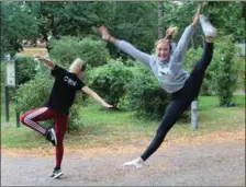  ?? PRESSBILD ?? FARTFYLLT. Karin Eklund och Patricia Anckar (i luften) från KDC visar ett litet smakprov i trädgården där årets Konstens Natt går av stapeln i år.