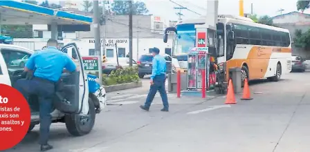  ??  ?? VIOLENCIA. El bus se estrelló contra una de las bombas distribuid­oras de combustibl­e, tras el ataque. Una de las ojivas disparadas quedó en el asiento del conductor.