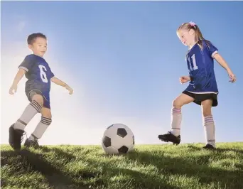  ?? / Shuttersto­ck ?? Los deportes no sólo tienen beneficios físicos, sino que también contribuye­n con la autoestima y confianza de los niños.