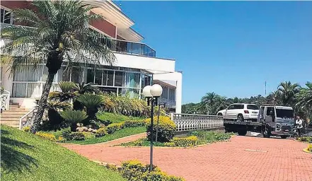  ?? MPF ?? Confisco. Ronaldinho Gaúcho teve bens retirados de sua casa em Porto Alegre, entre eles três carros, em ação do MP gaúcho