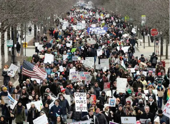  ?? FOTO: NAM Y. ?? TALLRIKE: Her er demonstran­ter i West Randolph street i Chicago ute på gatene med plakater og protestrop.Huh, AP/NTB scanpix