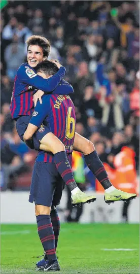  ?? EFE / ALEJANDRO GARCÍA ?? Riqui Puig s’abraça a Denis Suárez, després del quart gol del Barça.