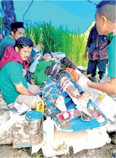  ??  ?? An injured man is treated in a makeshift hospital in Majene.