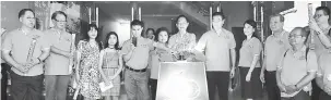  ??  ?? RASMI: Tiong (tujuh kiri) semasa menyempurn­akan Program Menyalakan Lampu Bangunan SK Tiong di hulu Lanang, Sibu malam kelmarin.