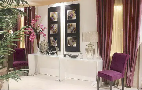  ??  ?? Foyer for you: This foyer with elegant glass console tables, modern wall hangings and table tops that echo the tones of black, silver, gold and violet in an abstract applicatio­n give off a modern appeal. Table lamps with glass and crystal bases and...