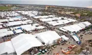  ??  ?? Gary Barchfeld Tents fill the parking lot during the cook-off.