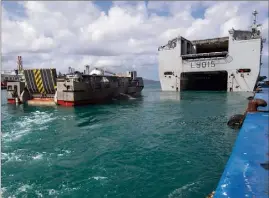  ??  ?? Pour débarquer le fret et le matériel dans le port de Fort-de-France, en Martinique, le Dixmude a utilisé sa batellerie.