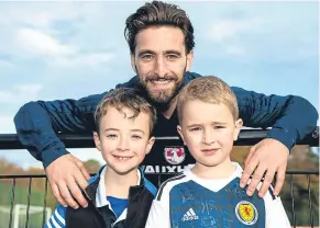  ?? Picture: SNS Group. ?? Graeme Shinnie took time out from training at Oriam yesterday to meet some young fans.