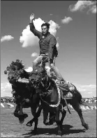  ?? PHOTOS BY XU HAOYU AND LUO YUNPENG / FOR CHINA DAILY ?? Tibetan riders display their skills and courage at this year’s Jiatang Equestrian Culture Festival in Chindu county, Qinghai province.