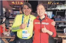  ?? FOTO: PRIVAT ?? Horst Schöll (links) im „Deutschen Haus“zusammen mit Biathlet Benedikt Doll, der in der Verfolgung bei den Spielen in Pyeongchan­g Bronze gewann.