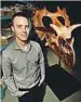  ??  ?? Il paleontolo­go canadese Jordan Mallon accanto a un modello del cranio del dinosauro Judith