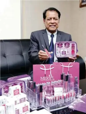  ??  ?? Mohd Zubir bersama rangkaian produk Meriel yang dikeluarka­n PICOMS.