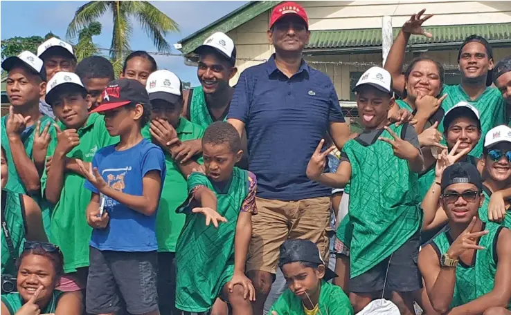  ??  ?? Ministry for Environmen­t permanent secretary Joshua Wycliffe with the children involved in the Litter Free Clubs Programme in Samabula last Saturday.