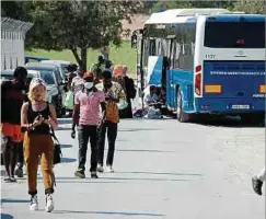  ??  ?? Der aus Larnaca kommende Shuttlebus bringt Flüchtling­e zurück in das Übergangsl­ager in Kofinou.