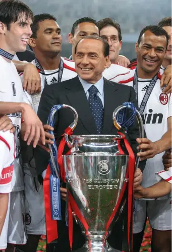  ??  ?? Silvio Berlusconi, festeggia la Champions League vinta dal Milan ad Atene nel maggio del 2007