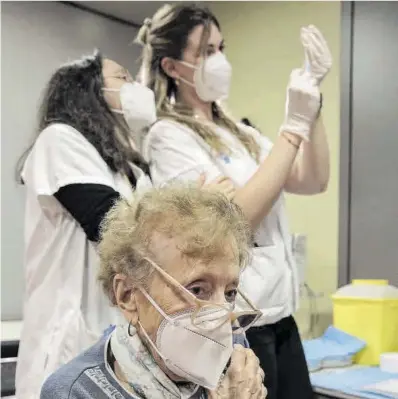  ?? Ferran Nadeu ?? Vacunación de una mujer de más de 80 años en el CAP Bordeta-Magòria.